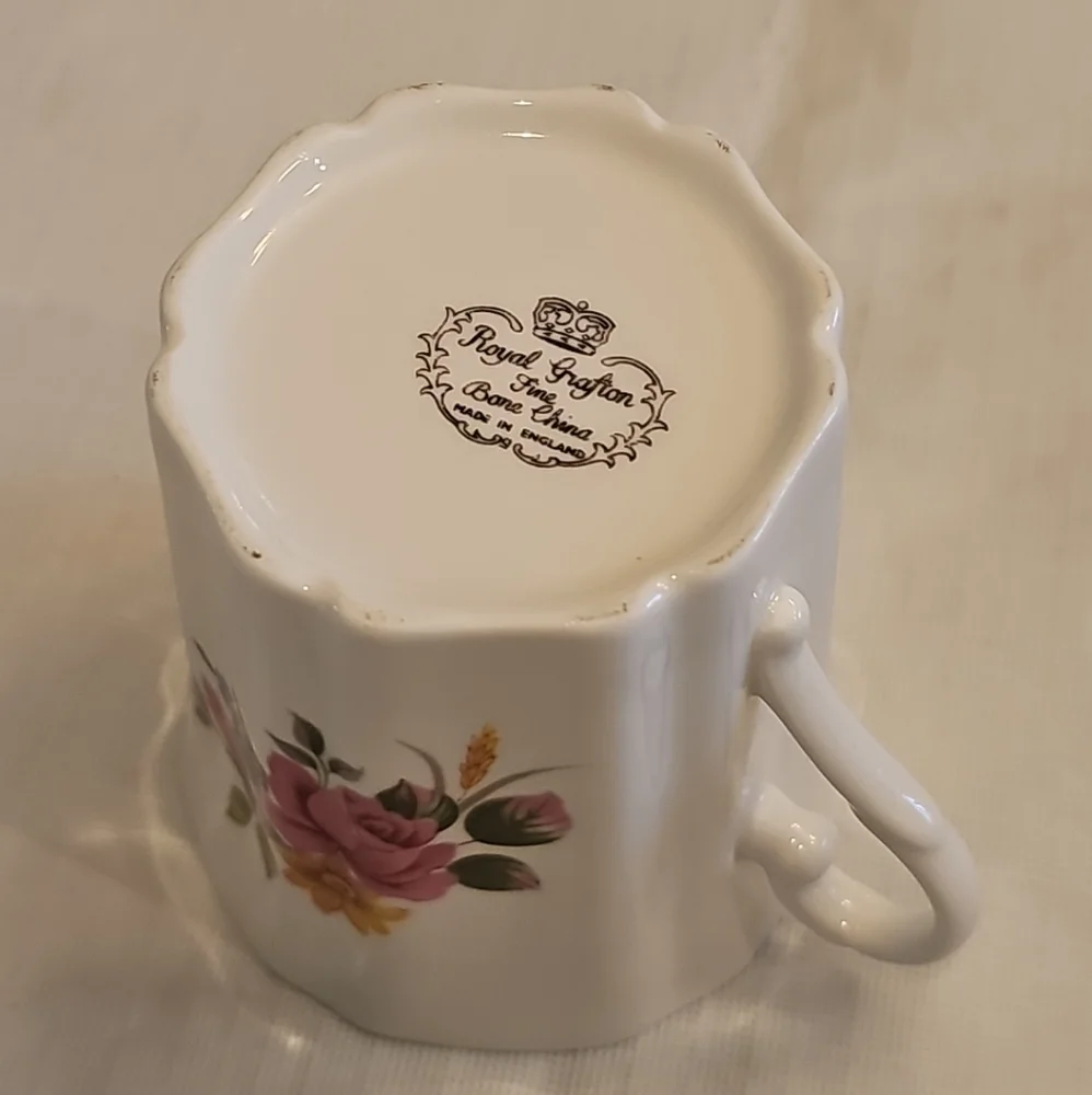 Vintage‎ Royal Grafton Fine Bone China Tea Coffee Cup Mug Floral made England - Picture 6 of 7